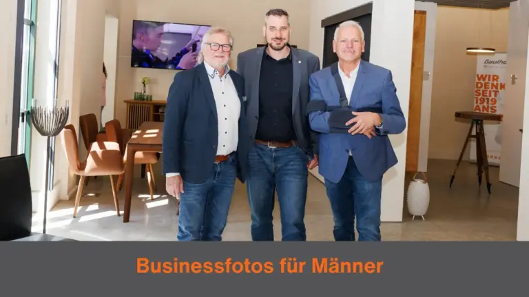 Drei Geschäftsmänner in Businesskleidung bei einem professionellen Fototermin im Showroom — Businessfotos für Männer, Karina Schuh, Polch bei Koblenz