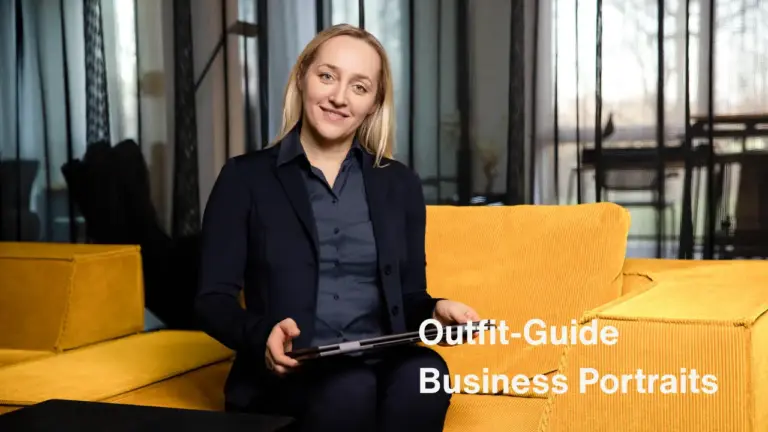 Business Portrait einer Frau im dunkelblauen Blazer – Beispiel für ein professionelles Business Fotoshooting Outfit