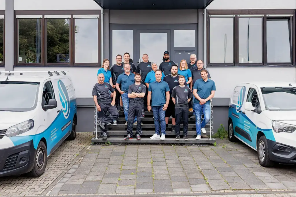 Teamfoto der Firma Schuth in Koblenz, vor dem Gebäude - Employerbranding für die Karriereseite
