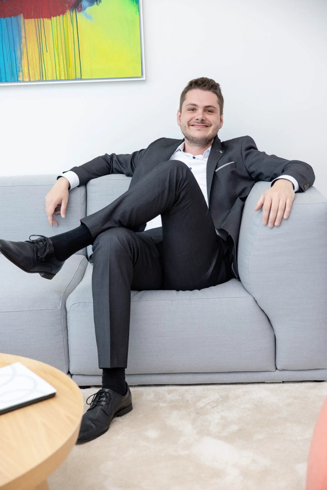 Max Petry von Erstlage GmbH - Immobilienmakler in Mainz - Markenfotos in seinen Büroräumen