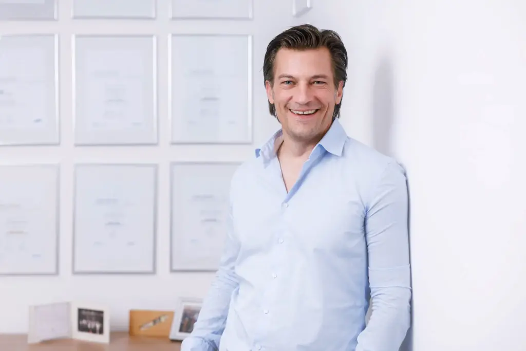 Businessfoto Markus Maron Inhaber WizAi im weißen Hemd — Markenfotografie deutschlandweit