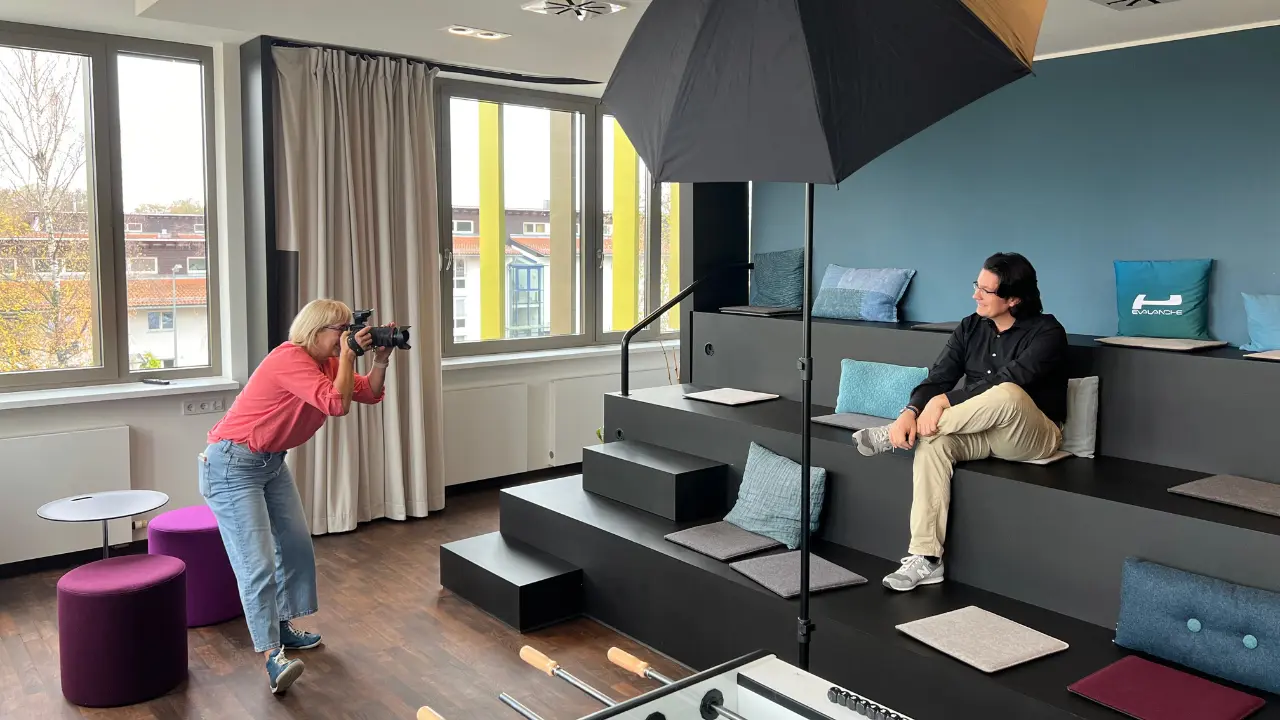 Adventskalender - Karina Schuh im Fotoshooting - Authentic Brand Fotografie - Behind the Scenes