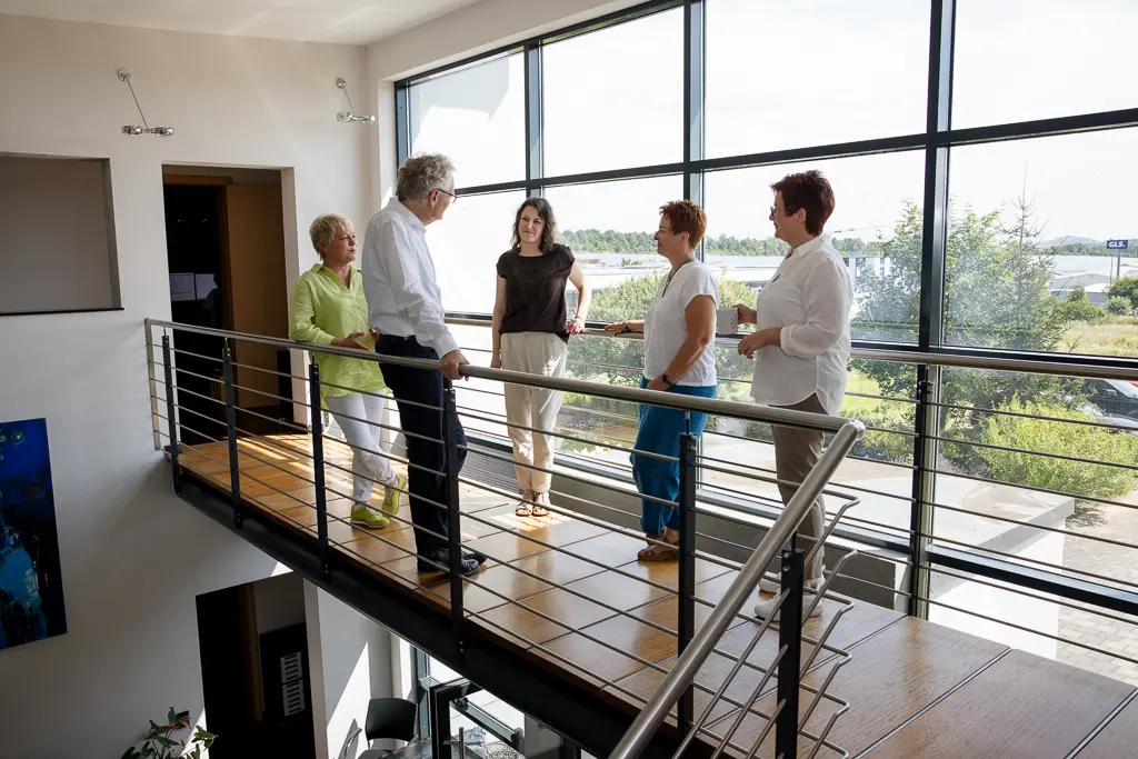 EcoTax-Team im offenen Austausch – authentische Unternehmensfotografie für Employer Branding
