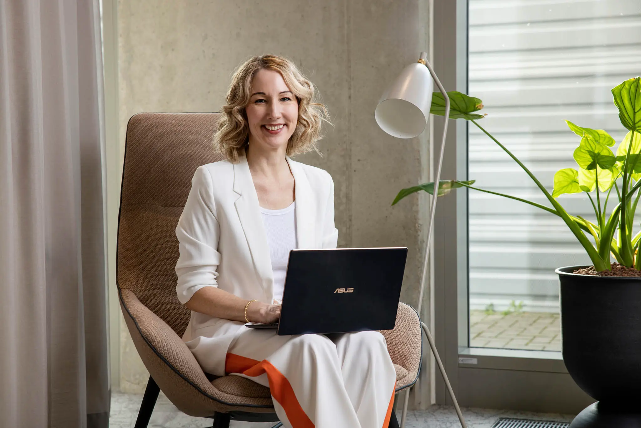 Business Portrait Corinne Brötz Sprecherin und Moderatorin Markenfotografie Koblenz