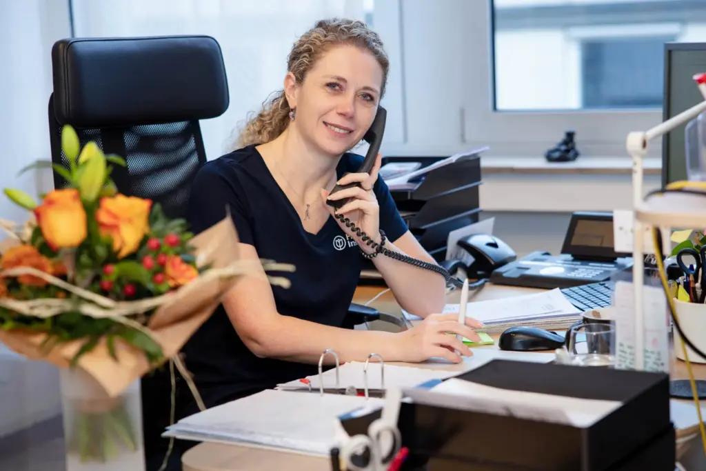 Mitarbeiterfotos für die Karriereseite von Homeinstead Koblenz - Mitarbeiterin am Schreibtisch