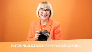 Karina Schuh mit Kamera in der Hand – Thema: Nutzungslizenzen beim Fotoshooting