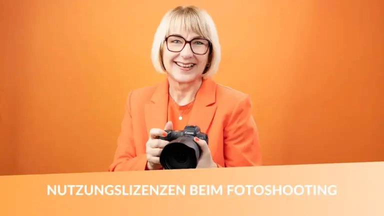 Karina Schuh mit Kamera in der Hand – Thema: Nutzungslizenzen beim Fotoshooting