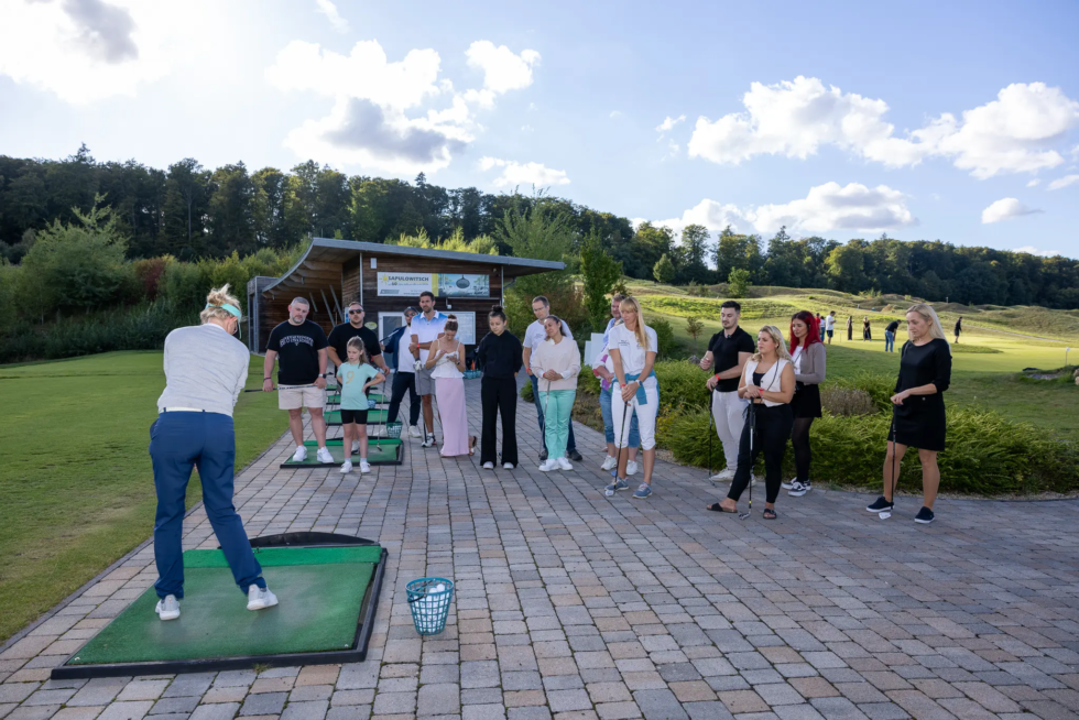 Teilnehmer des Höhle der Löwen Gründer Treffens 2025 im Hofgut Georgenthal bei der Einführung ins Golfspiel