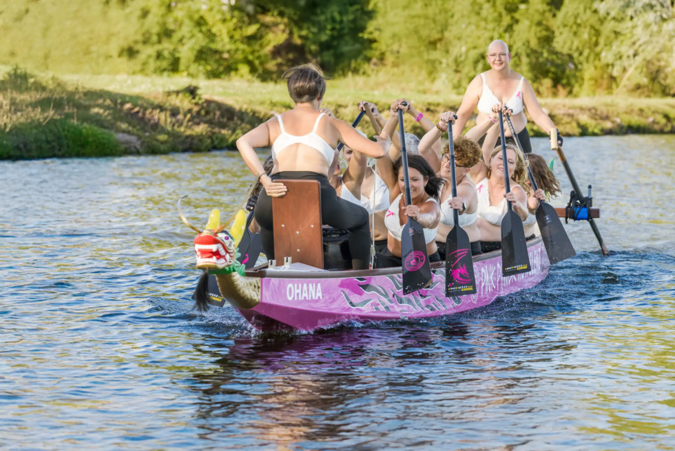 Pink Paddler Koblenz in weißen BH's – Fotokampagne im Drachenboot Ohana zum Pinktober 2025