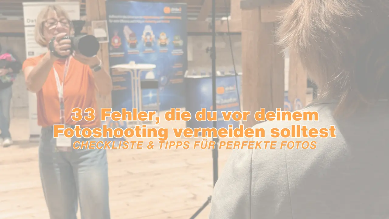 Karina Schuh, Fotografin in orangefarbenem Shirt, fotografiert eine Person bei einem Fotoshooting in hellem Studio in Polch bei Koblenz.