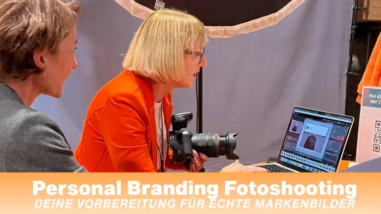 Karina Schuh, Personal Branding Fotografin in Koblenz, zeigt einer Kundin am Laptop die Ergebnisse eines Business Fotoshootings – authentische Markenfotografie mit Strategie und Herz.