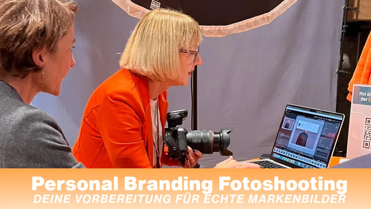 Karina Schuh, Markenfotografin in Koblenz, bespricht mit einer Kundin die Bildauswahl nach dem Fotoshooting im Studio Polch.