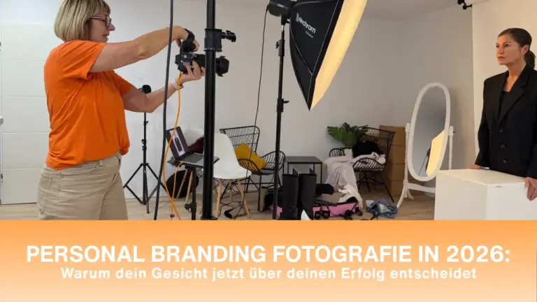 Personal Branding Fotografie 2026: Authentisches Businessporträt einer selbständigen Frau in natürlicher Umgebung