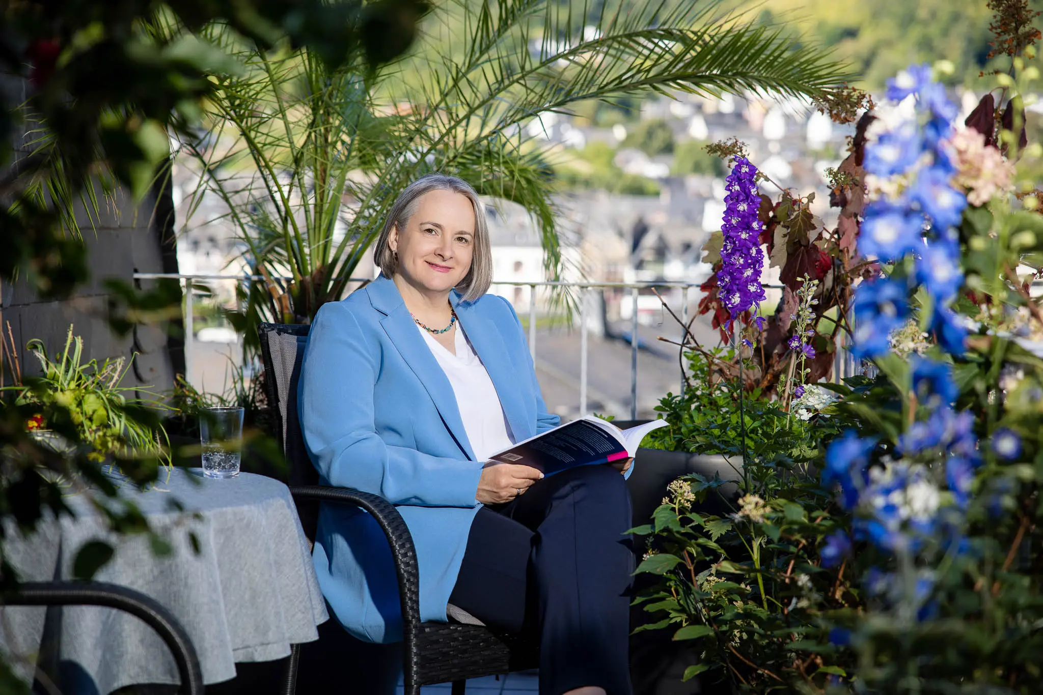 Valeria de Graaff. Social Media Beraterin, in moderner Atmosphäre mit Laptop auf einer gelben Couch. fotografiert von Markenfotografin in Polch bei Koblenz, Karina Schuh