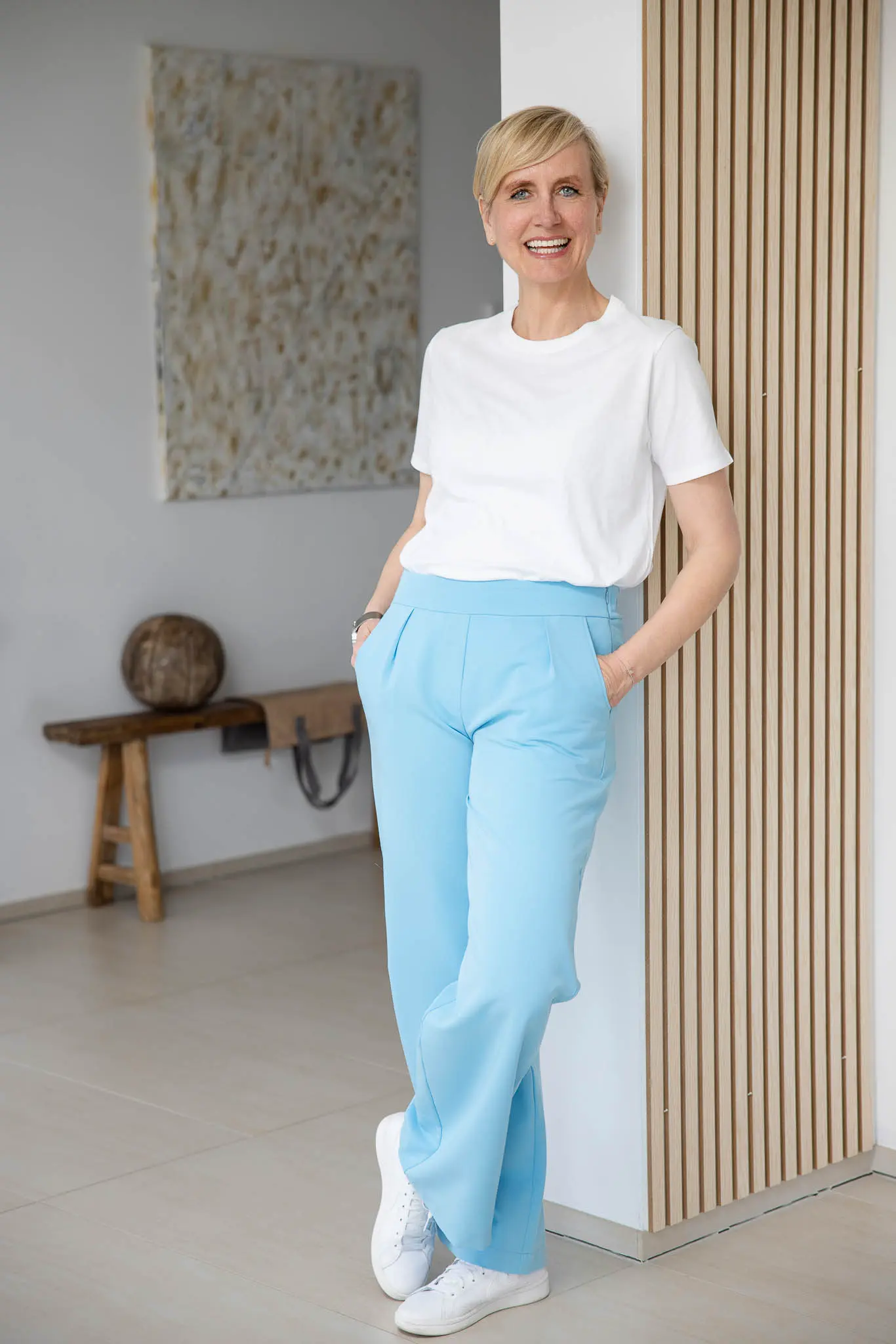 Valeria de Graaff. Social Media Beraterin, in moderner Atmosphäre mit Laptop auf einer gelben Couch. fotografiert von Markenfotografin in Polch bei Koblenz, Karina Schuh