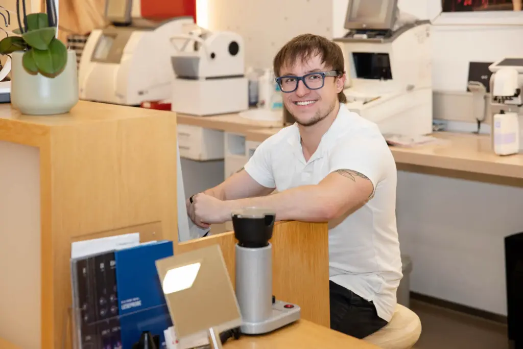 Brillen-Müller - Employer Branding für die Karriereseite - Mitarbeiter während der Arbeit