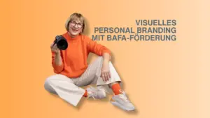 Karina Schuh, Fotografin für visuelles Personal Branding, mit Kamera vor orangem Hintergrund. Text: Visuelles Personal Branding mit BAFA-Förderung