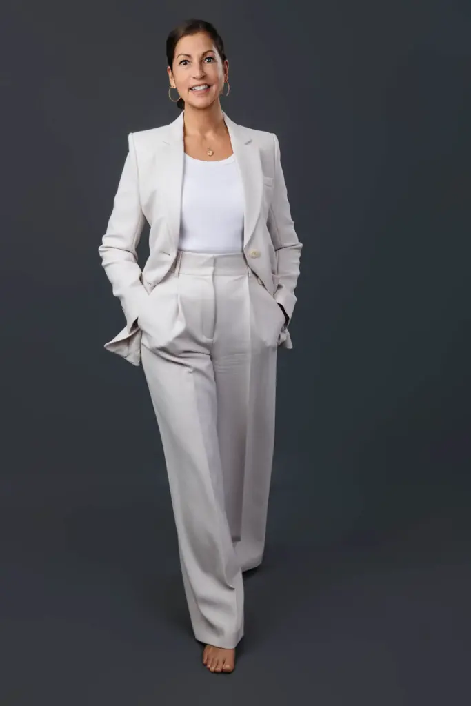 Personal Branding Fotos im Studio in Polch - Claudia Kaiser - Business Coach aus Bad Neuenahr Ahrweiler in weißem Anzug, vor dunkelgrauem Hintergrund