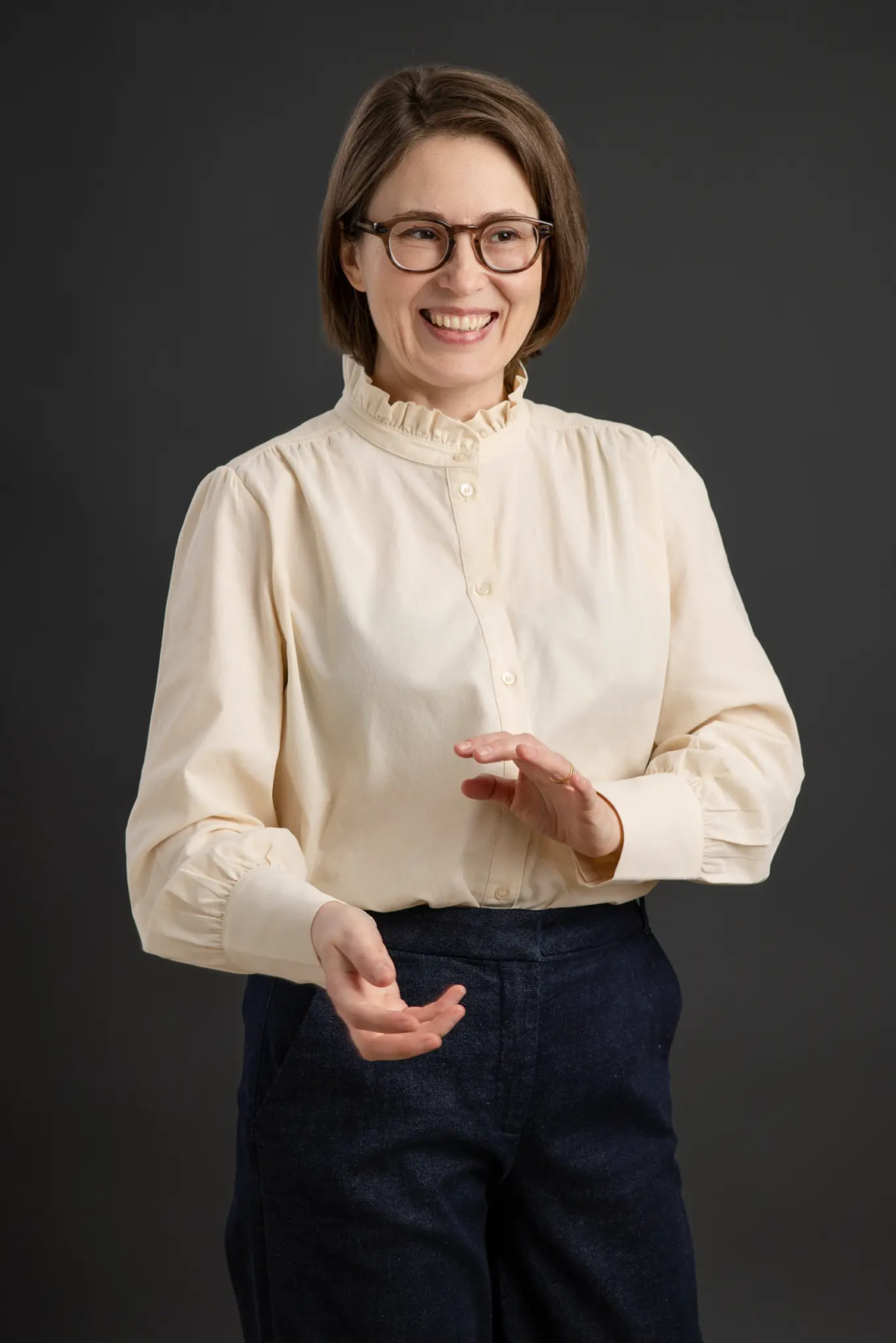 Authentisches Business Portrait einer Frau, die sich in ihrem Outfit wohlfühlt – Personal Branding Fotografie Koblenz