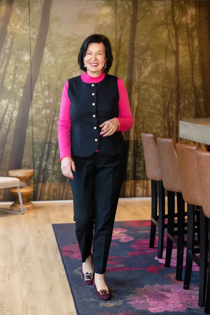 Unternehmerin Irina Kislev in Pink mit schwarz, im Merkur Hotel Koblenz