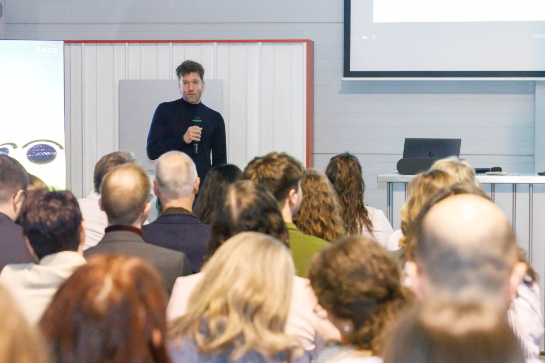 Mirco Hillmann beim Vortrag über Unternehmenskommunikation in Koblenz