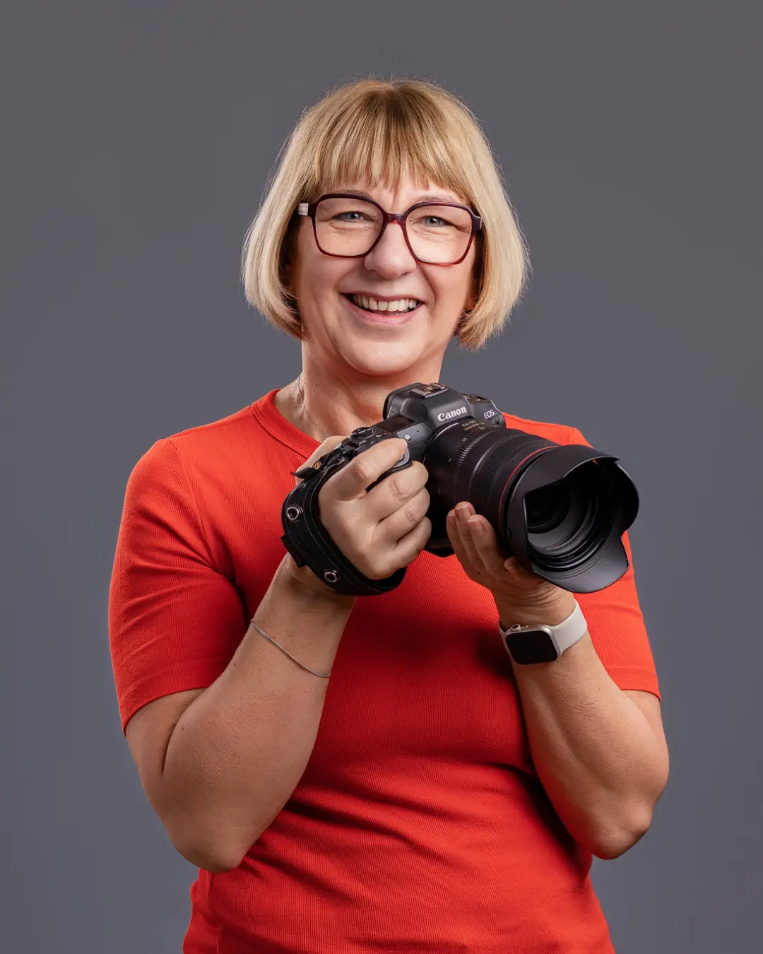 Karina Schuh, Markenfotografin aus Polch bei Koblenz, in ihrer Markenfarbe Orange – Wiedererkennung durch konsequente Farbwahl
