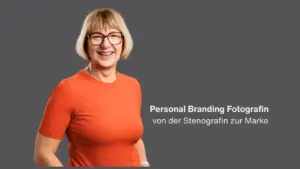 Karina Schuh – Personal Branding Fotografin aus Polch bei Koblenz, in Orange gekleidet. Vom DDR-Grau zur unverwechselbaren Marke.