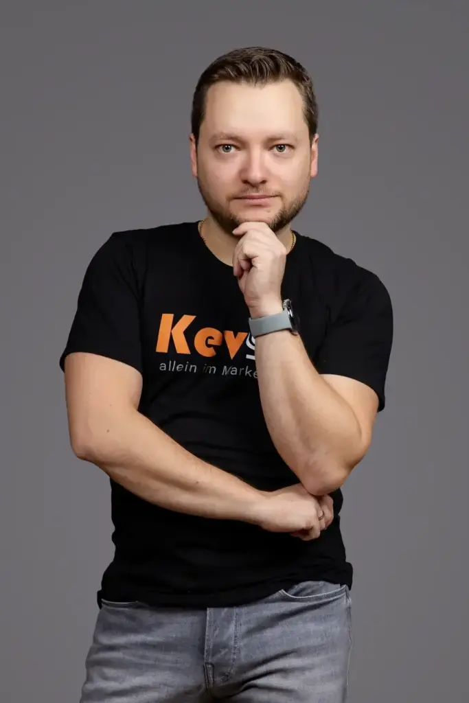 Personal Branding Portrait Kevin Gründling - für seinen Podcast "Kevin allein im Marketing"