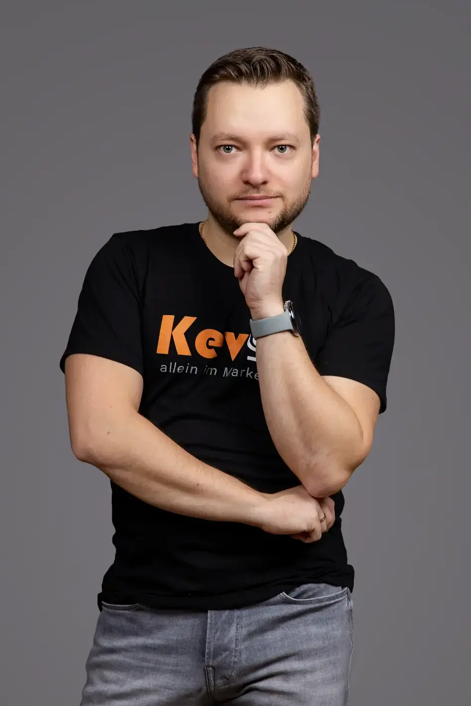 Personal Branding Portrait Kevin Gründling - für seinen Podcast "Kevin allein im Marketing" 
