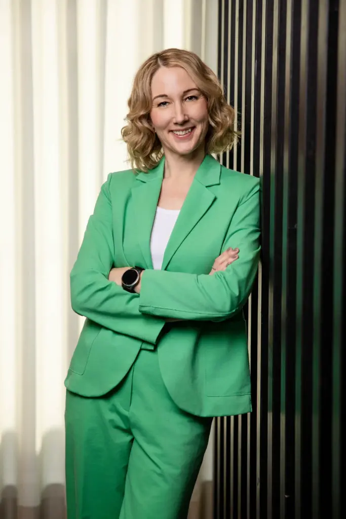 Businessfoto Corinne Broetz Moderatorin gruener Anzug — Markenfotografie deutschlandweit