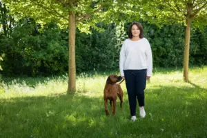 Unternehmerin mit Hund im Freien – Business-Shooting auch outdoor möglich