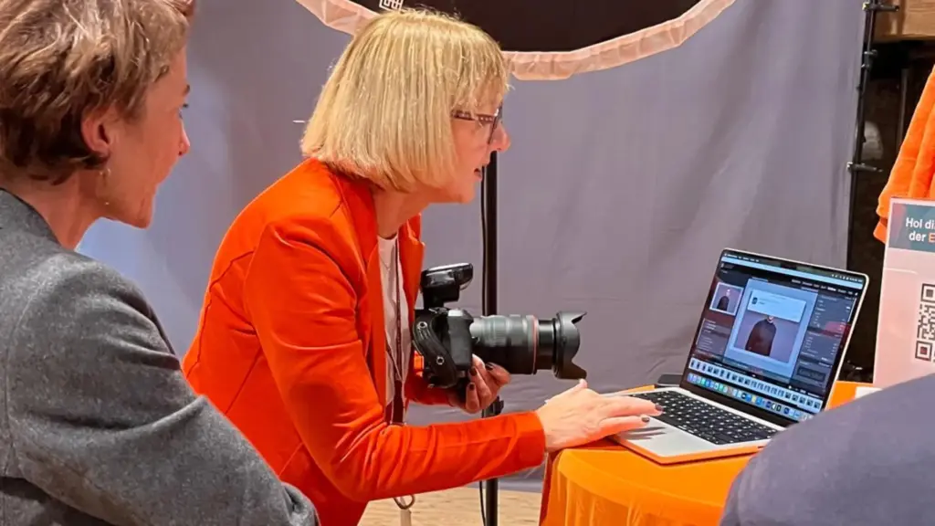 Karina Schuh Markenfotografin zeigt Kundin Ergebnisse am Laptop — Dein Markenstart Personal Branding Fotografie Koblenz