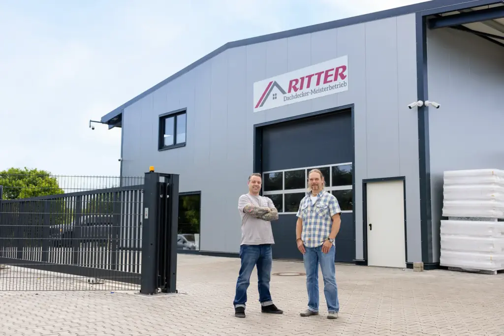 Zwei Unternehmer vor dem RITTER Dachdecker-Meisterbetrieb – Imagefotografie für Handwerksbetriebe