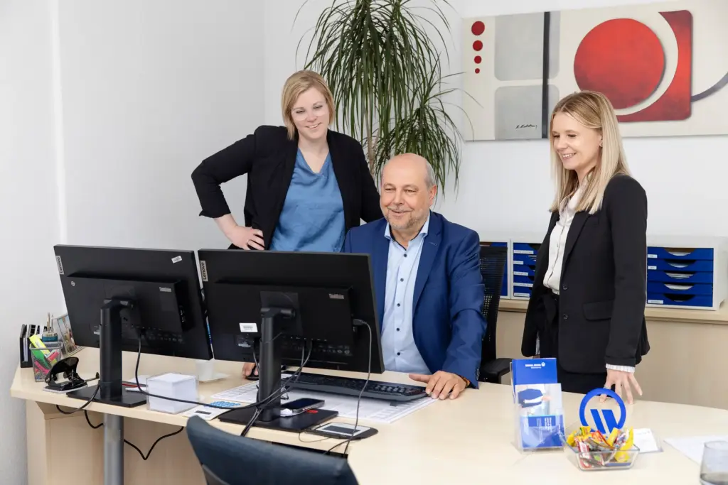 Mitarbeitende der Signal Iduna in einer Beratungssituation – professionelle Unternehmensfotografie