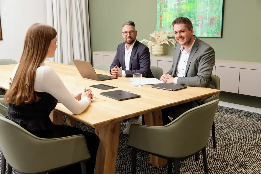 Teamgespräch bei Erstlage Immobilien – authentische Unternehmensfotografie