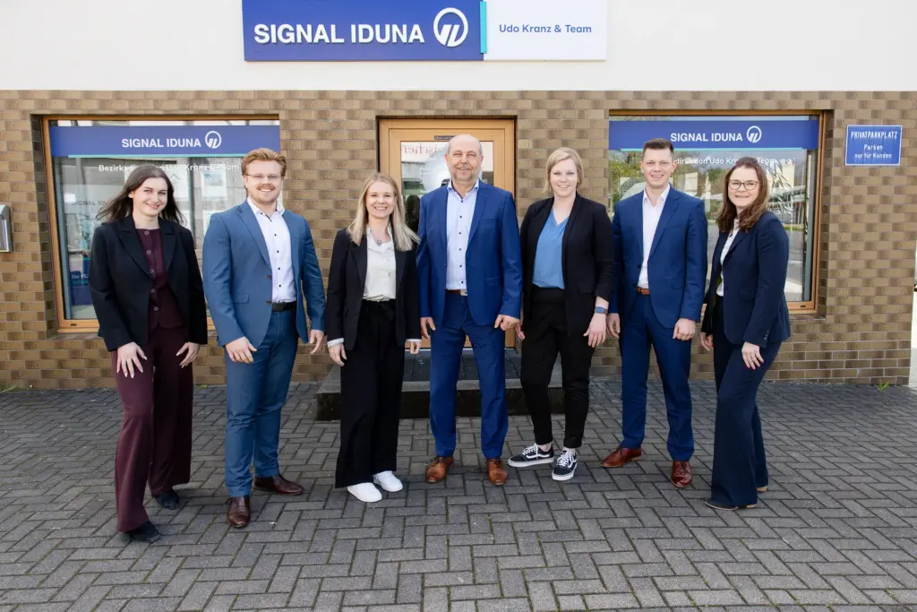Team vor dem Firmengebäude – professionelles Teamfoto für Unternehmensfotografie