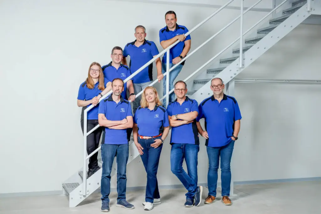Teamfoto MRP Polch, Treppenaufgang - Mitarbeiterfotos, Employerbranding - alle einheitlich im Unternehmens-Shirt