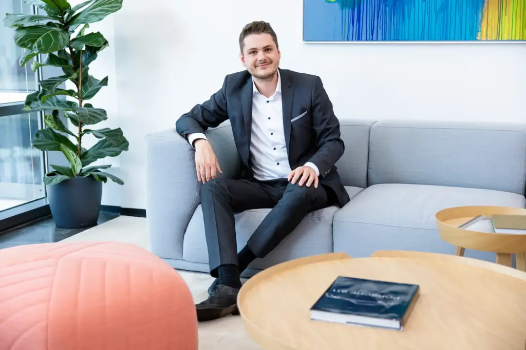 Unternehmer in modernem Office – professionelles Business-Portrait
Immobilienmakler, Max Petry, Erstlage in Mainz - Personal Branding Fotos in seinen Büroräumen