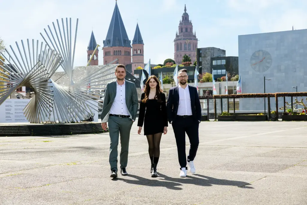 Unternehmer mit Team im MainU – moderne Unternehmensfotografie