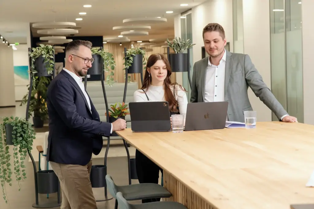 Unternehmer mit Team im modernen Büro – Unternehmensfotografie