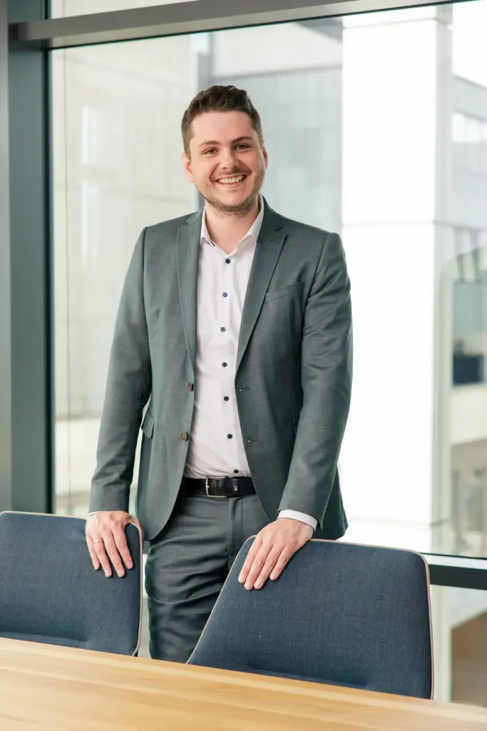 Unternehmer-Portrait im eigenen Büro – professionelle Führungskräftefotografie