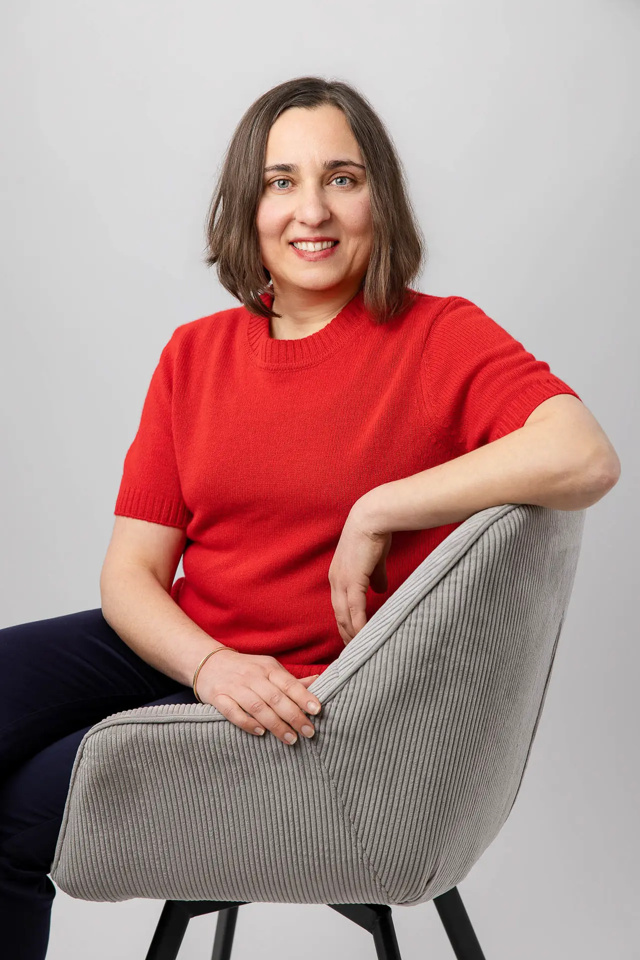 Unternehmerin im Sessel – entspanntes Personal Branding Foto