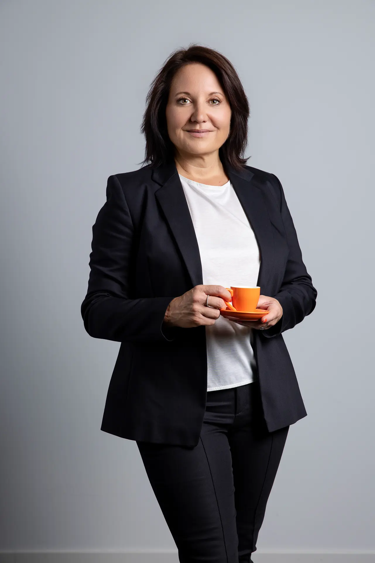 Unternehmerin mit Kaffeetasse – natürliches Personal Branding Portrait