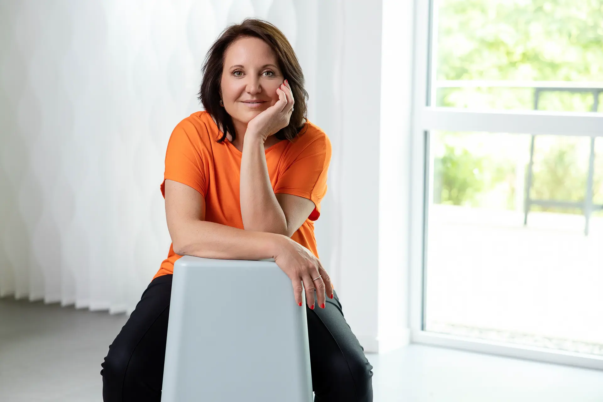 Unternehmerin in Orange und Weiß – Outfit-Vielfalt beim Personal Branding Shooting