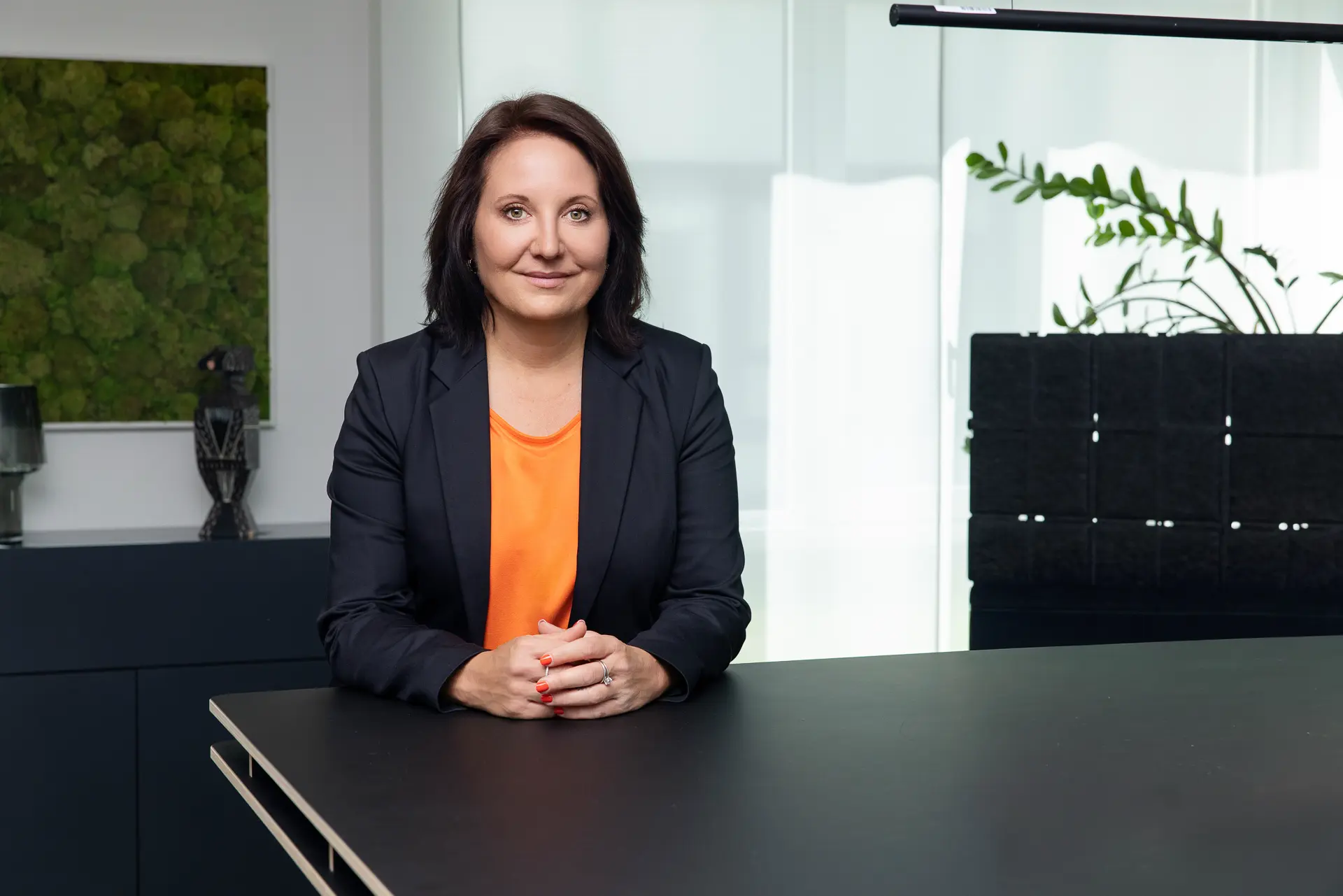 Unternehmerin in orangefarbenem Outfit, stehend – Businessfotografie für Unternehmerinnen