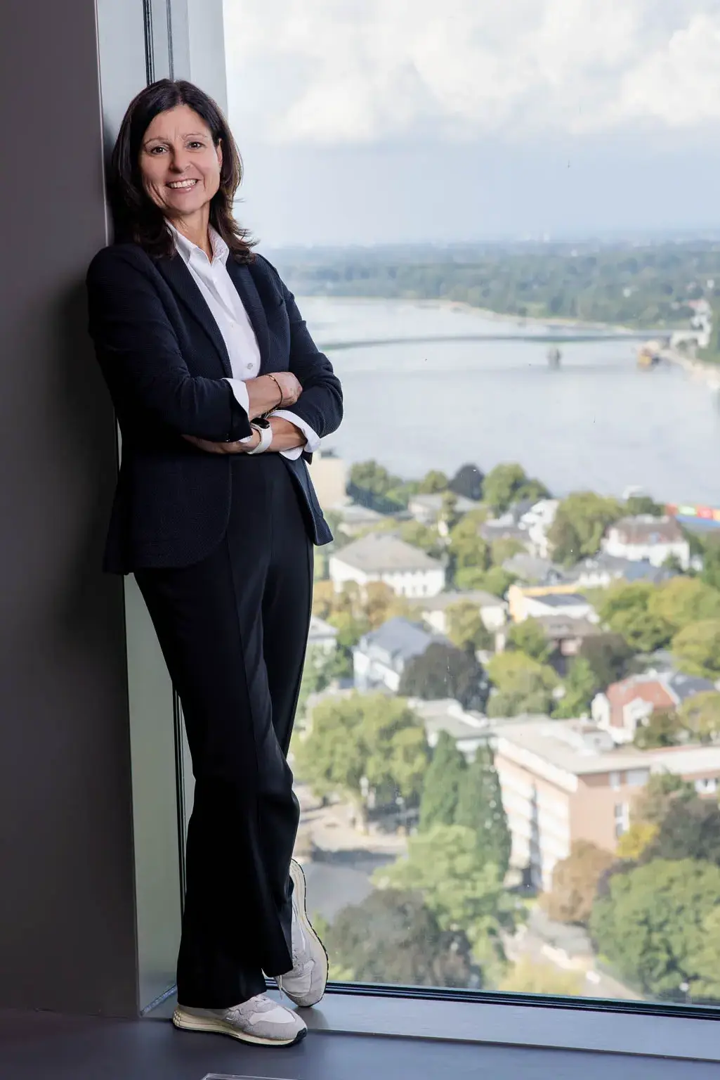 Unternehmerin in Bonn - Immobilienmaklerin - im Büro am Kanzlerplatz