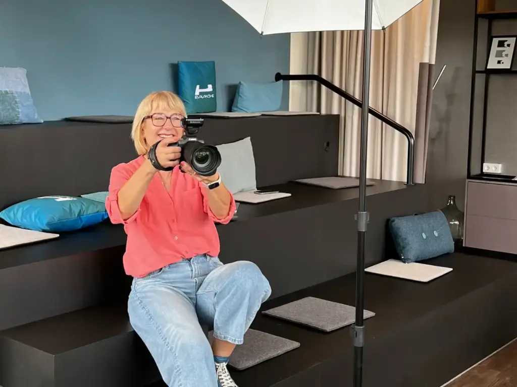 Unternehmensfotograf Karina Schuh beim Fototermin vor Ort in Koblenz
