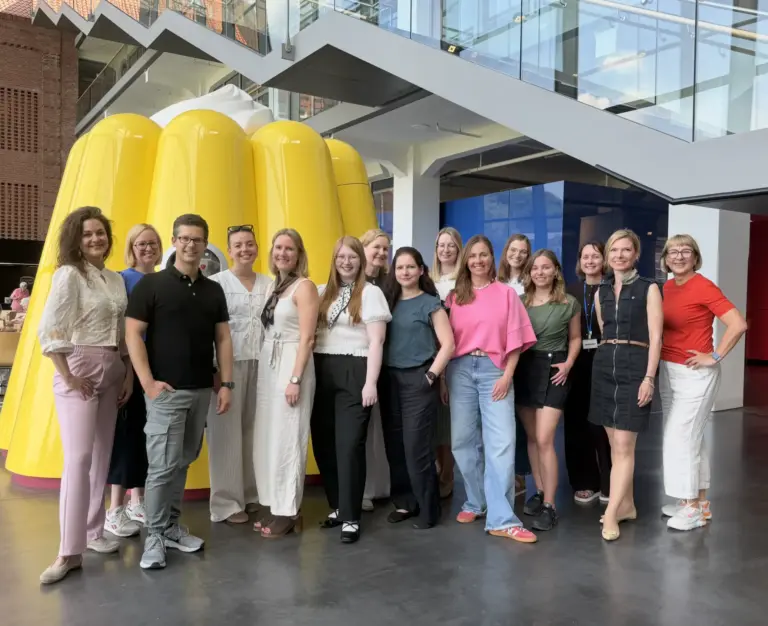 Karina Schuh führt Corporate Influencer Workshop Gruppe durch das Dr. Oetker Headquarter Teamfoto