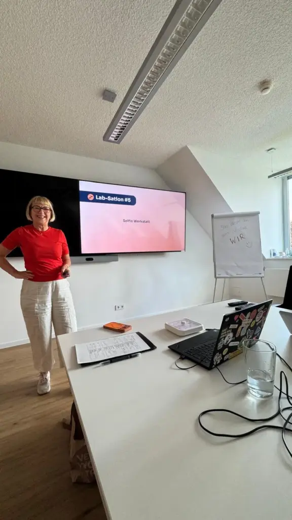 Karina Schuh präsentiert die Selfie Werkstatt beim Corporate Influencer Workshop Lab-Sation bei Dr. Oetker