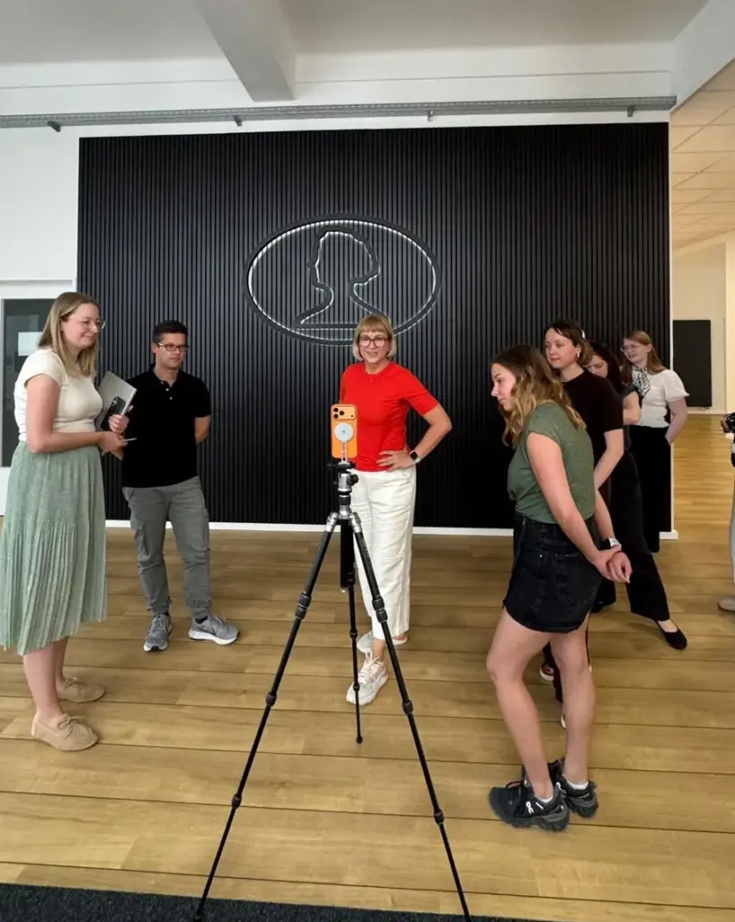 Karina Schuh führt Corporate Influencer Workshop Gruppe durch das Dr. Oetker Headquarter für Foto-Locations